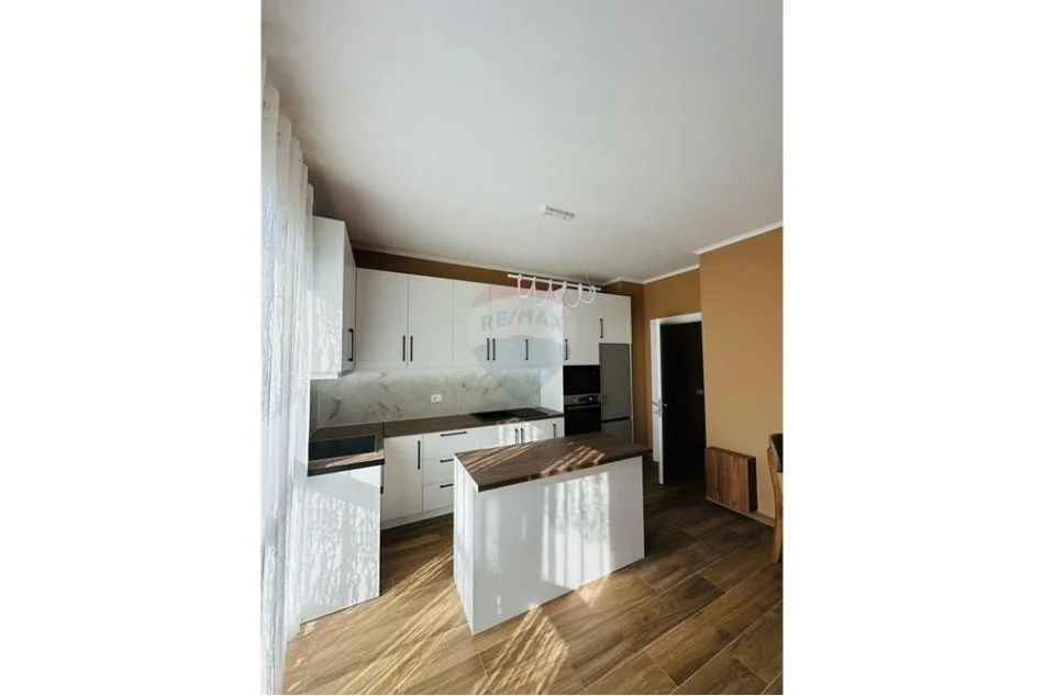 Tirane, jepet me qera 2+1+Ballkon Kati 9, 110 m² 800 € (Rruga e Dibres)