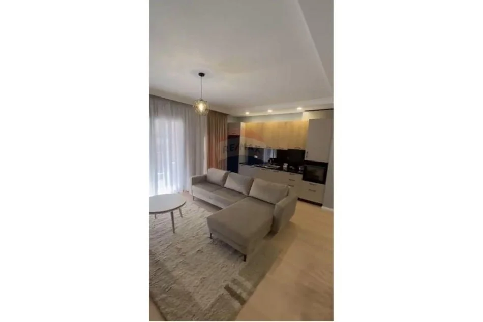 Tirane, jepet me qera apartament 1+1+Ballkon Kati 4, 75 m² 850 € (Apartament+ Parkim te Kompleksi Delijorgji)