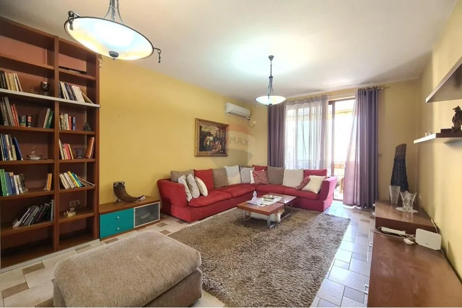 Tirane, jepet me qera apartament 3+1 Kati 5, 185 m² 650 € (muhamet gjollesha)