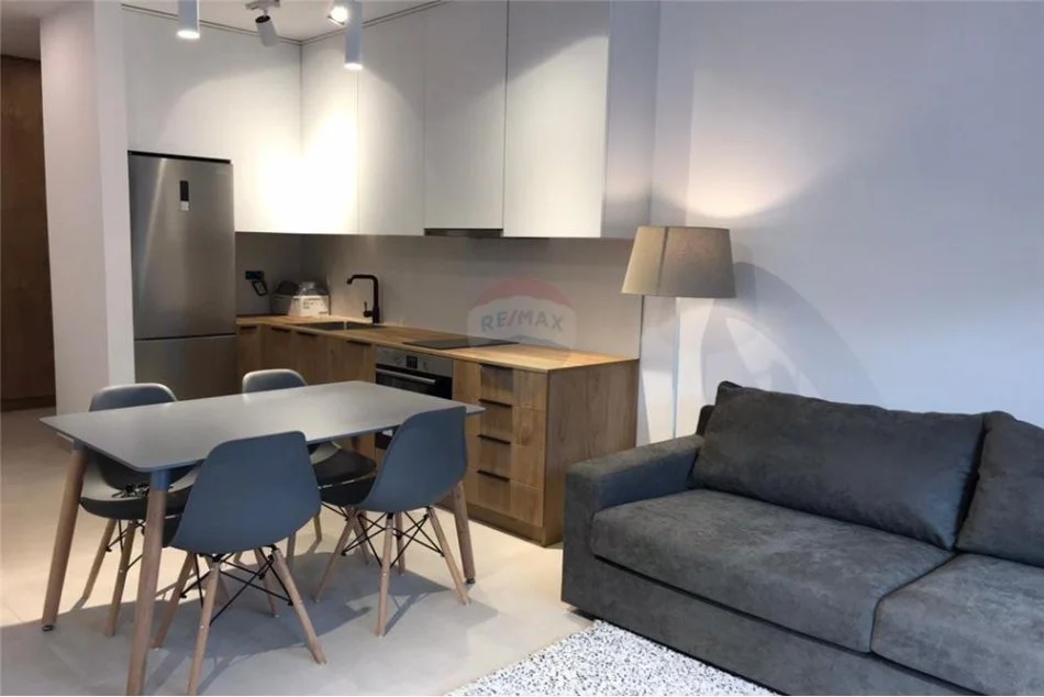 Tirane, jepet me qera apartament 1+1+Ballkon Kati 1, 55 m² 600 € 