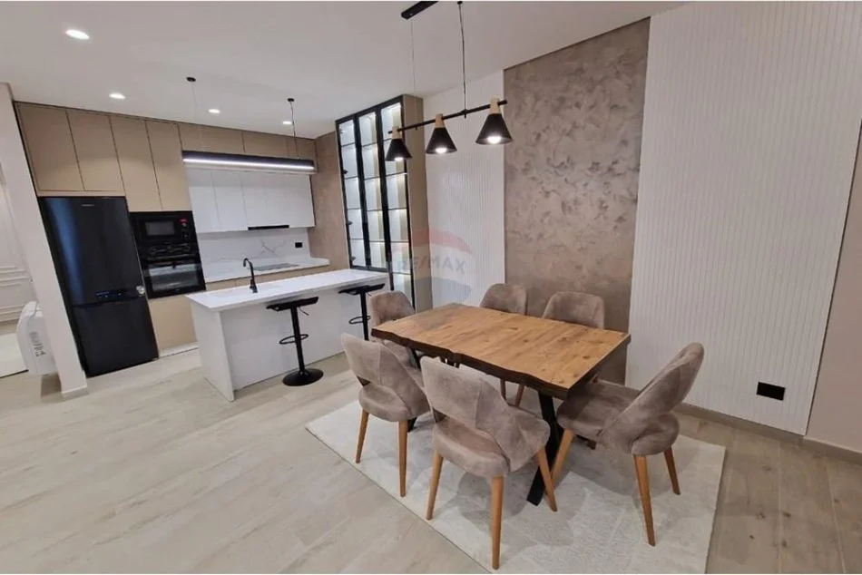 Tirane, jepet me qera apartament 2+1 , 110 m² 1.500 € (TEG)