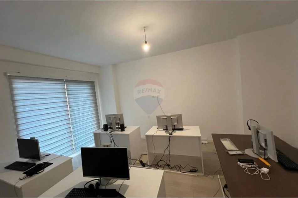 Tirane, jepet me qera ambjent biznesi , 100 m² 750 € (Rr. Myslym Shyri)