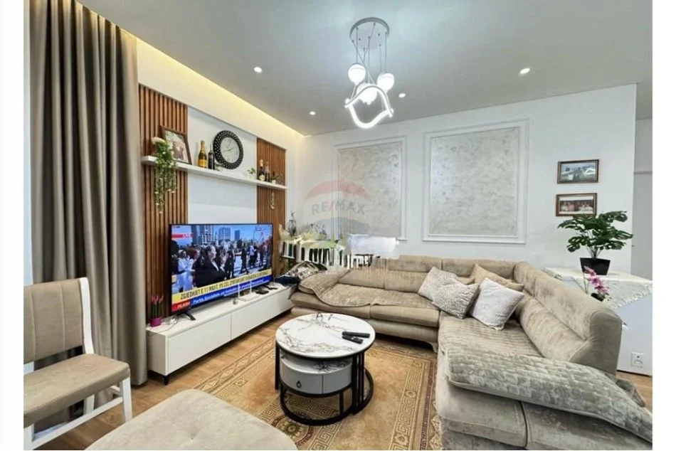 Tirane, jepet me qera apartament 1+1+Ballkon Kati 2, 75 m² 600 € (Fusha e Aviacionit)