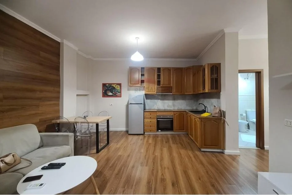 Tirane, jepet me qera apartament 1+1 Kati 4, 70 m² 650 € (bulevardi zogi i 1)