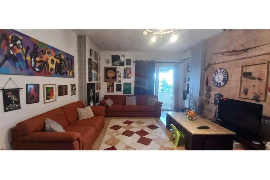 Tirane, jepet me qera apartament 2+1+Ballkon Kati 3, 115 m² 600 € (krista center)