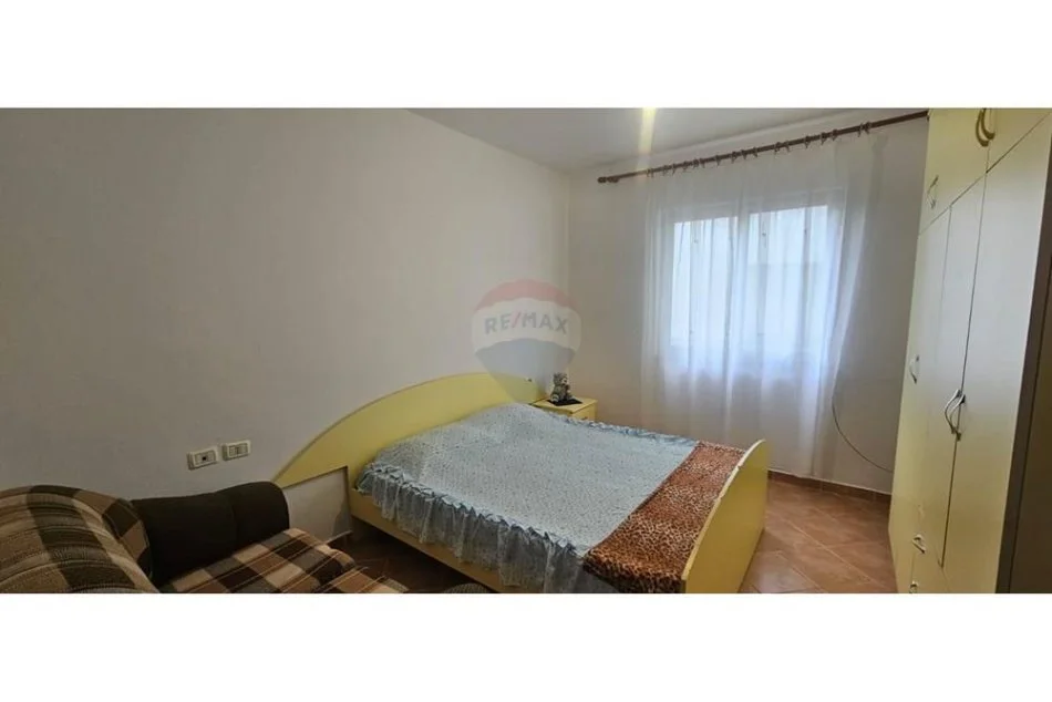 Tirane, jepet me qera apartament 1+1 Kati 2, 55 m² 300 € (rruga e thesarit)