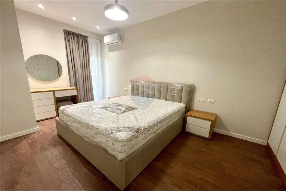 Tirane, jepet me qera apartament 1+1+Ballkon Kati 3, 79 m² 800 € (Rruga e Kavajes)