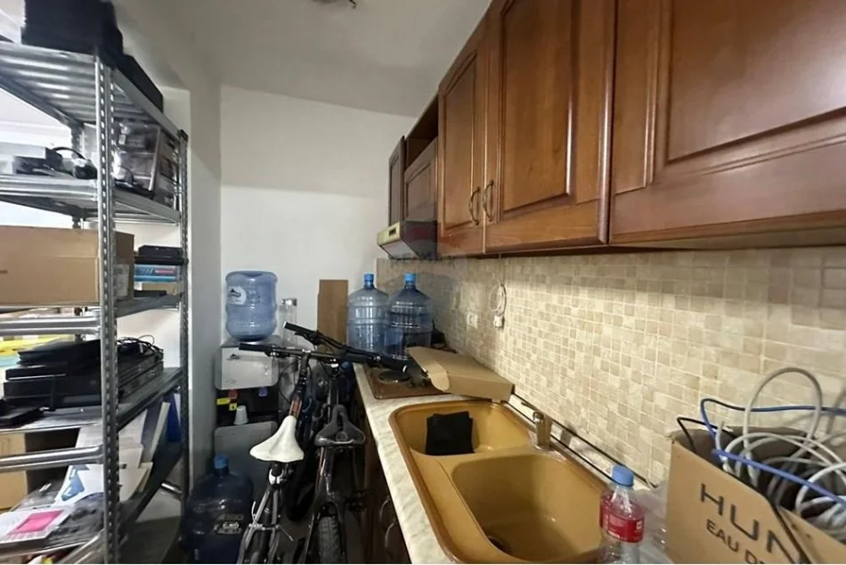 Tirane, jepet me qera zyre Kati 1, 55 m² 450 € (21 Dhjetori)