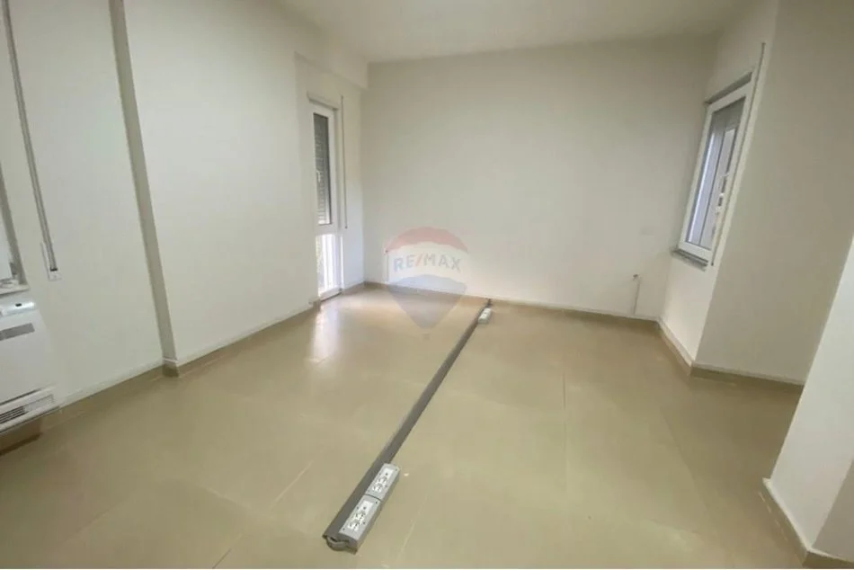 Tirane, jepet me qera apartament 2+1+Ballkon Kati 2, 100 m² 950 € (rruga e kosovarve)