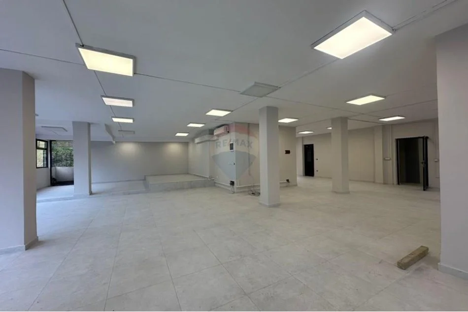Tirane, jepet me qera ambjent biznesi , 200 m² 2.500 € (21 Dhjetori)