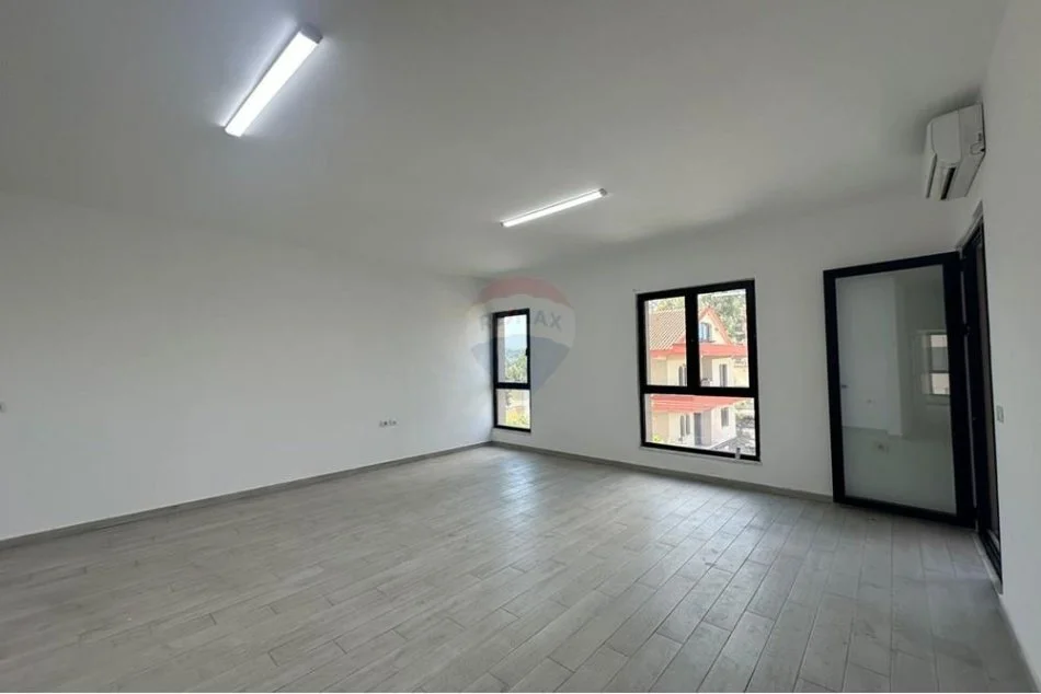 Tirane, jepet me qera ambjent biznesi , 450 € (Ish Dogana)
