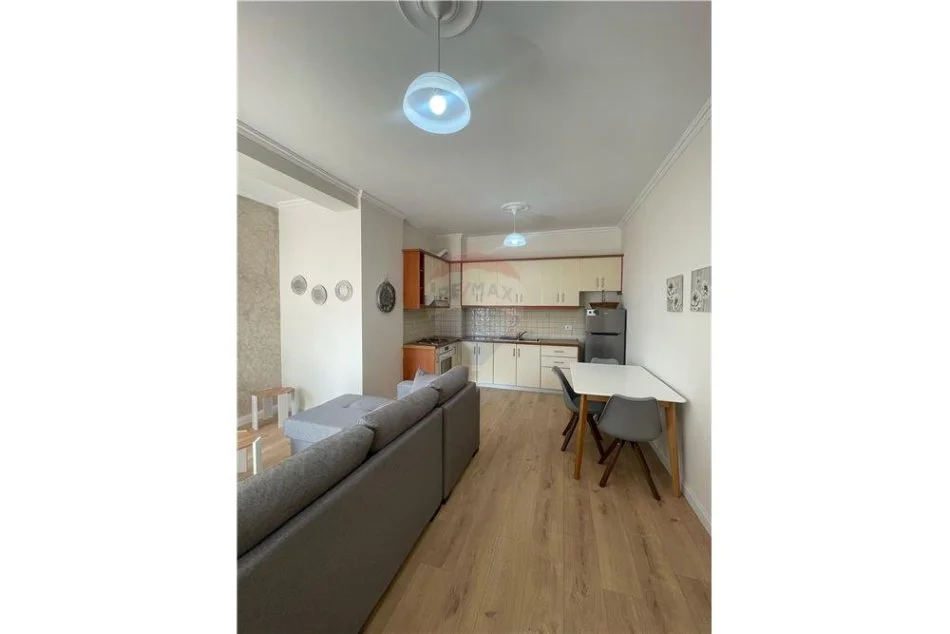 Tirane, jepet me qera apartament 1+1 Kati 7, 65 m² 450 € (ASTIR PRANE BAR ARTISTIT)