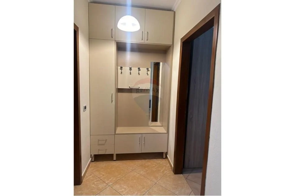 Tirane, jepet me qera apartament 1+1+Ballkon Kati 4, 69 m² 550 € (Rr. Him Kolli)