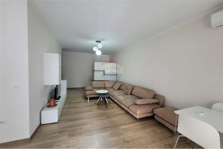 Tirane, jepet me qera apartament 2+1+Ballkon Kati 3, 120 m² 700 € (liqeni i thate)