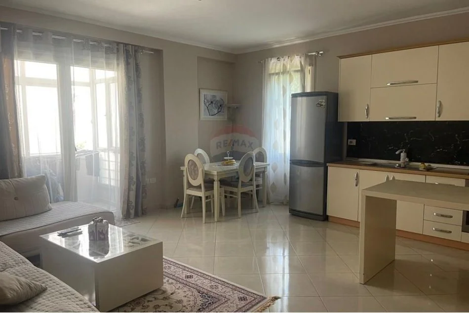 Tirane, jepet me qera apartament 1+1 , 70 m² 400 € (Fresk)