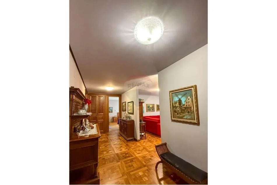 Tirane, jepet me qera apartament 2+1 Kati 5, 150 m² 1.500 € (Blloku)