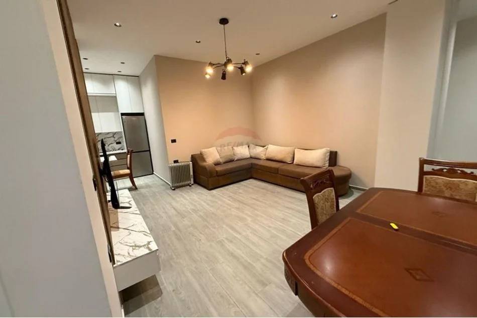 Tirane, jepet me qera apartament 2+1+Ballkon Kati 2, 100 m² 400 € (Kamez)