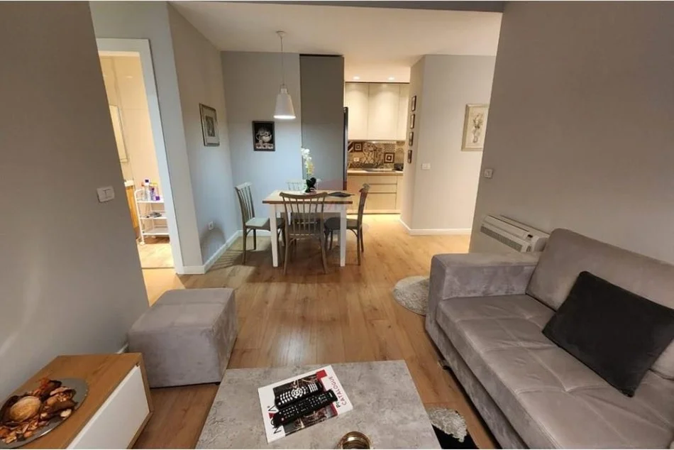 Tirane, jepet me qera apartament 1+1 , 75 m² 800 € (KOMPLEKSI DELIJORGJI)