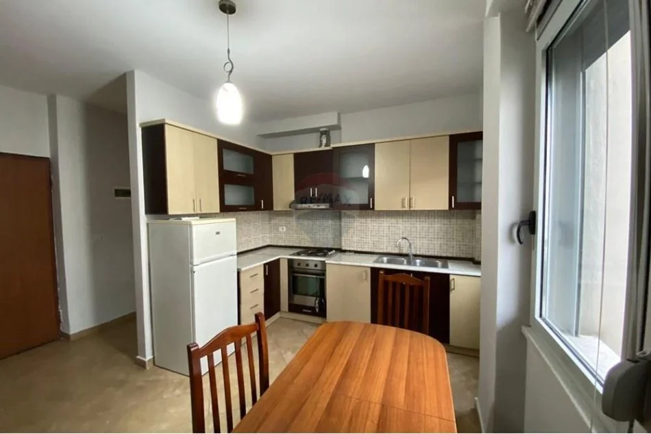 Shqiperi, jepet me qera apartament 1+1 Kati 5, 70 m² 550 € (ali pashe guica)