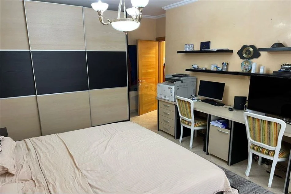 Shqiperi, jepet me qera apartament 3+1 , 145 m² 1.000 € 