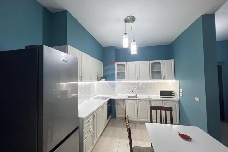 Shqiperi, jepet me qera apartament 1+1 , 94 m² 600 € (rruga e elbasanit)