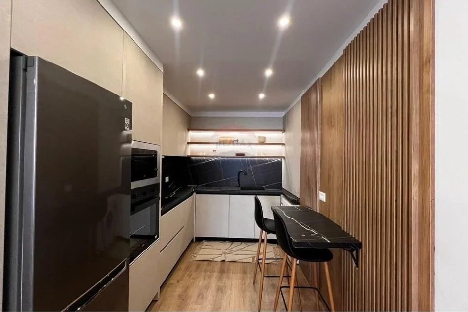 Tirane, jepet me qera apartament 1+1 Kati 2, 108 m² 750 € (21 dhjetori)