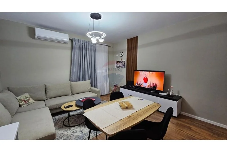 Tirane, jepet me qera apartament 2+1+Ballkon Kati 3, 94 m² 600 € (fusha e aviacionit)