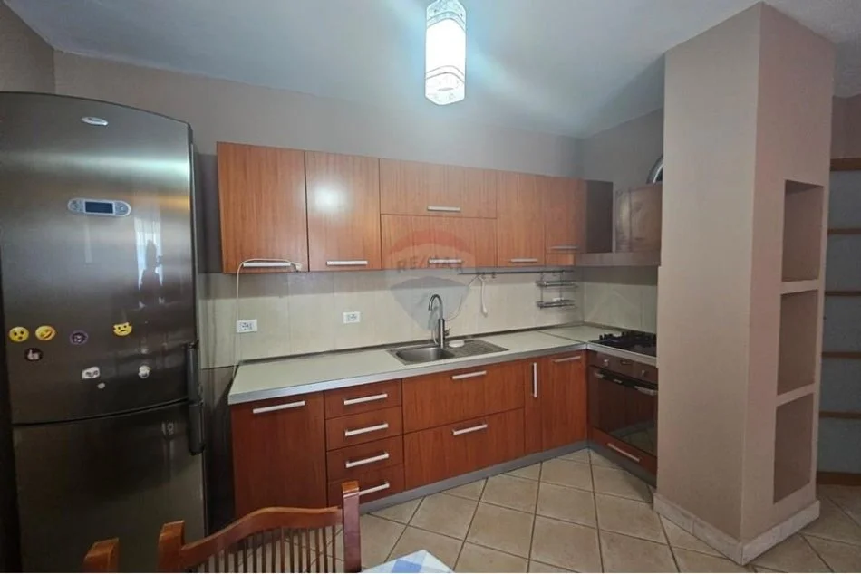 Tirane, jepet me qera apartament 2+1 Kati 4, 90 m² 650 € (vasil shanto)