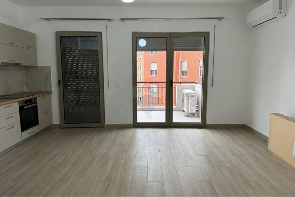 Tirane, jepet me qera apartament 1+1+Ballkon Kati 5, 75 m² 700 € (Kompleksi Delijorgji)