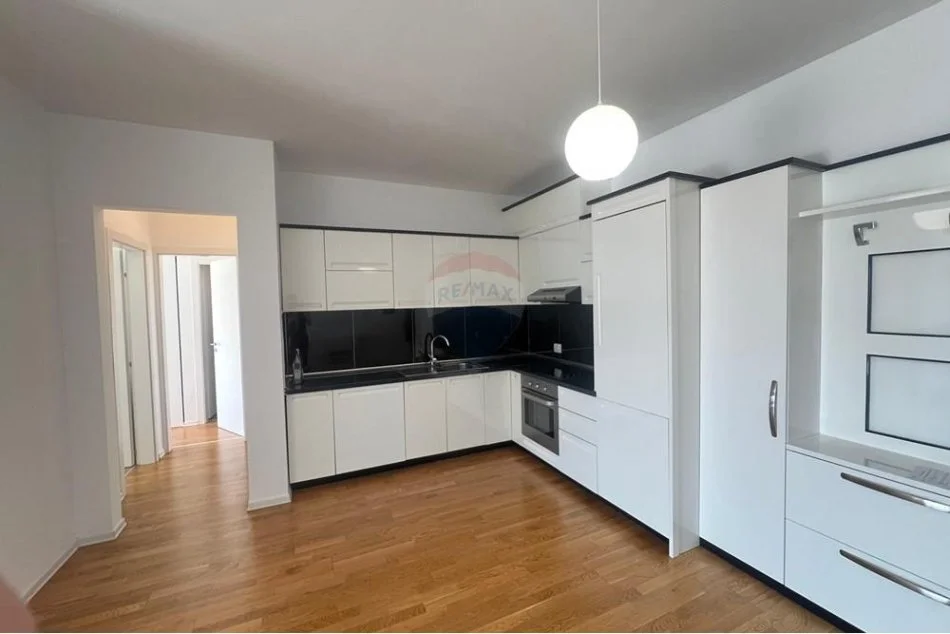 Tirane, jepet me qera apartament 2+1 , 98 m² 800 € (Kopshti Botanik)