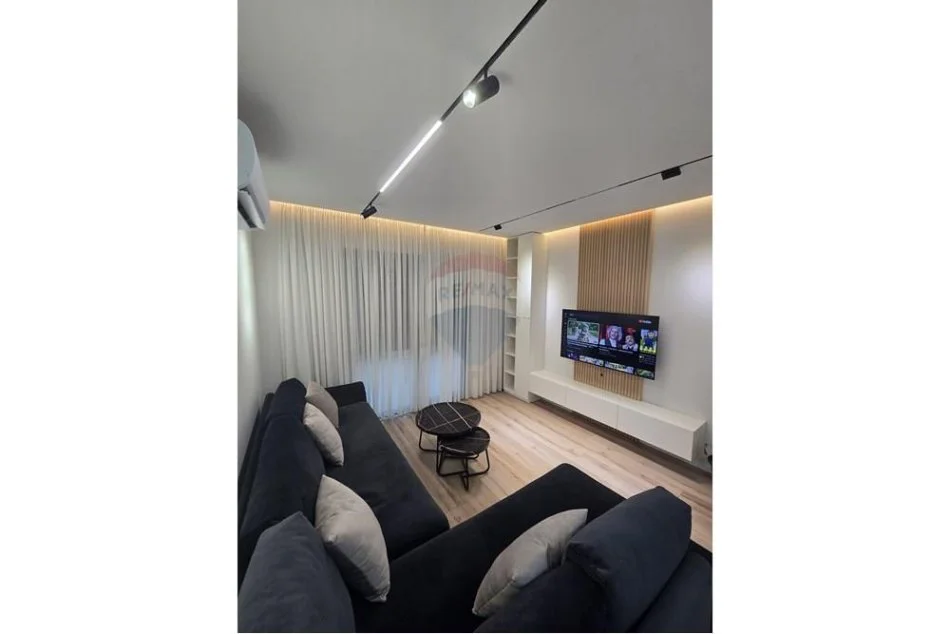 Tirane, jepet me qera apartament 2+1 , 110 m² 800 € (porcelan)