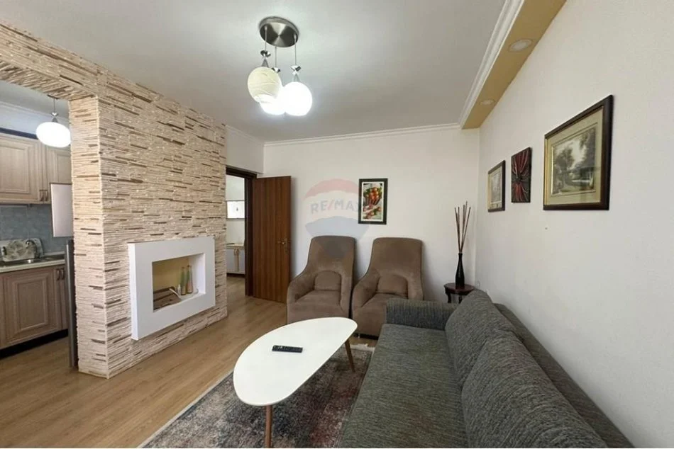 Tirane, jepet me qera apartament 1+1 , 65 m² 450 € (Pazar i Ri)