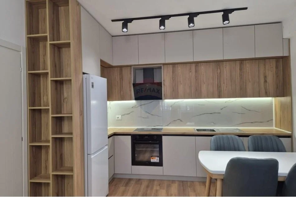 Tirane, jepet me qera apartament 2+1+Ballkon Kati 5, 750 € 