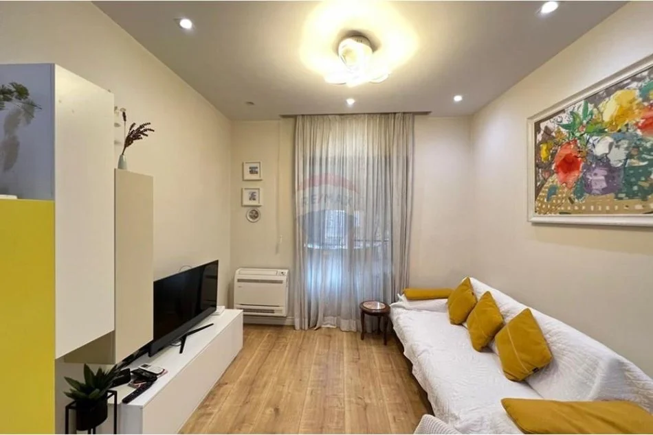 Tirane, jepet me qera apartament 2+1+Ballkon Kati 4, 84 m² 800 € (Shallvaret)