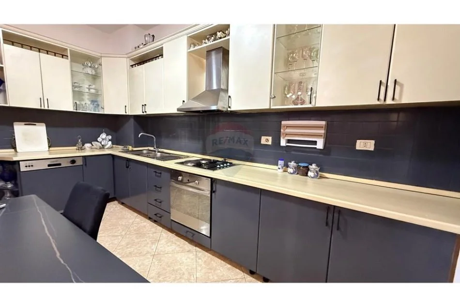 Tirane, jepet me qera apartament 2+1+Aneks+Ballkon Kati 5, 110 m² 750 € (Komuna e Parisit)