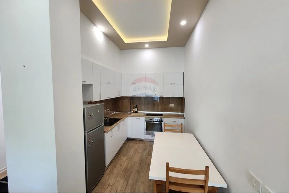 Tirane, jepet me qera apartament 2+1 , 130 m² 800 € (Kopshti Zoologjik)
