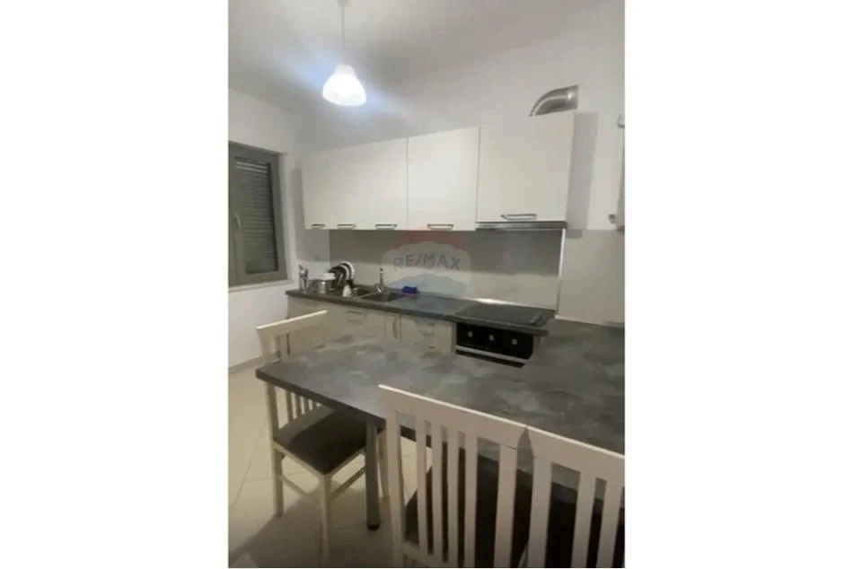 Tirane, jepet me qera apartament 2+1+Ballkon , 82 m² 600 € 