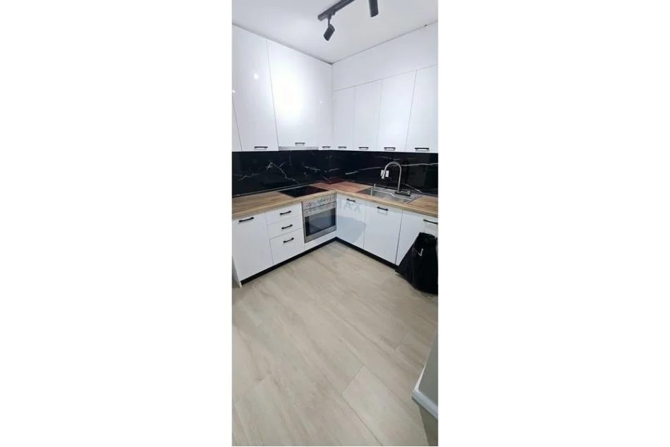 Tirane, jepet me qera apartament 3+1 , 125 m² 1.000 € (Stacioni i Trenit)