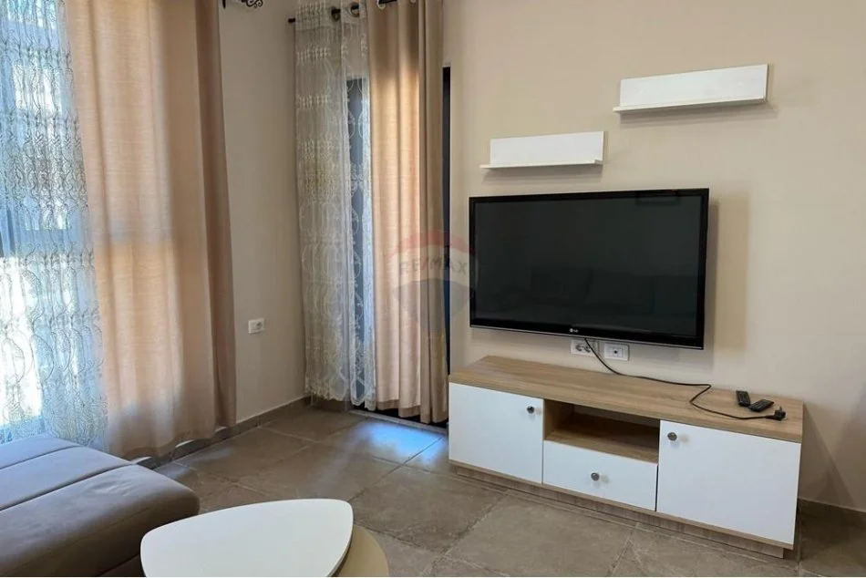 Tirane, jepet me qera apartament 1+1 , 59 m² 400 € (Sheshi Shqiponja, Tirana Entry 1)