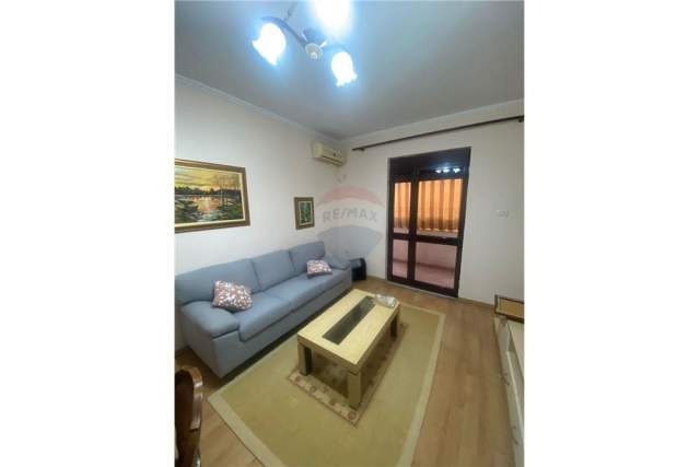 Tirane, jepet me qera apartament 2+1 Kati 4, 80 m² 550 Euro (Bllok)