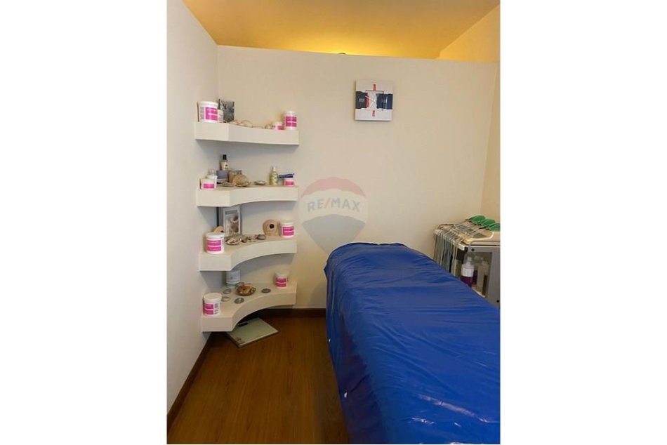 Tirane, jepet me qera dyqan , 90 m² 1.000 € (ish ekspozita)