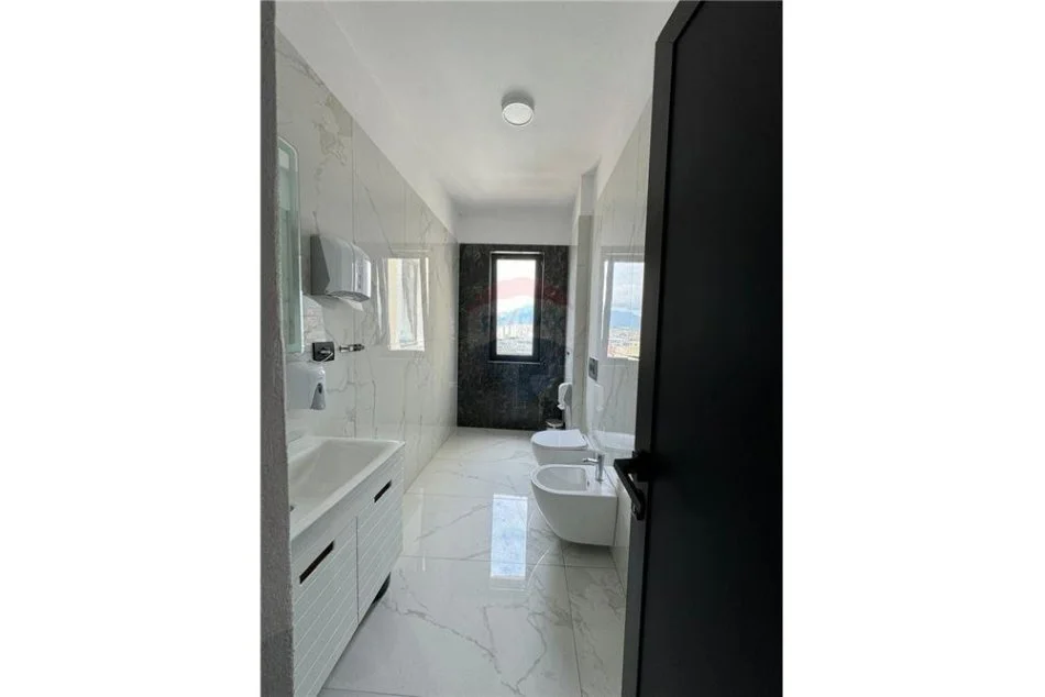 Tirane, jepet me qera zyre , Kati 10, 300 m² 3,000 € (Ambasada Polake - Mine Peza)