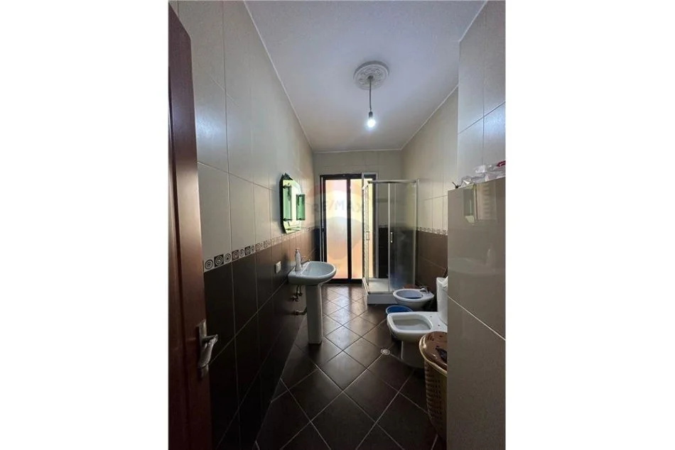 Tirane, jepet me qera apartament 1+1 Kati 7, 100 m² 500 € (astir)