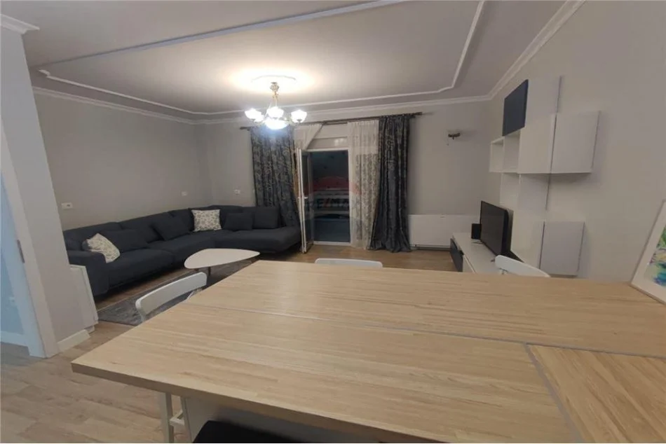 Tirane, jepet me qera apartament 2+1+Ballkon Kati 4, 95 m² 800 € (21 dhjetori)