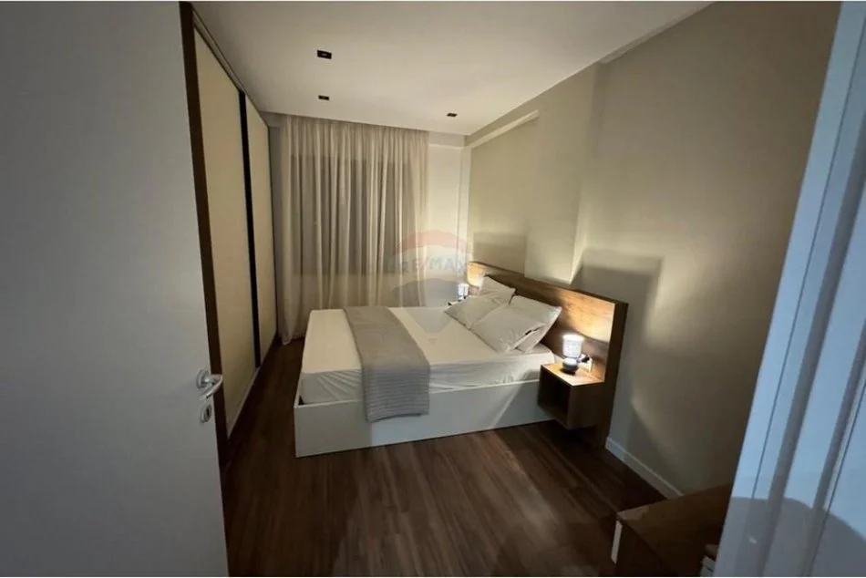 Tirane, jepet me qera apartament 1+1 Kati 5, 86 m² 800 € (Apartament 1+1 me qera tek Pazari i Ri)