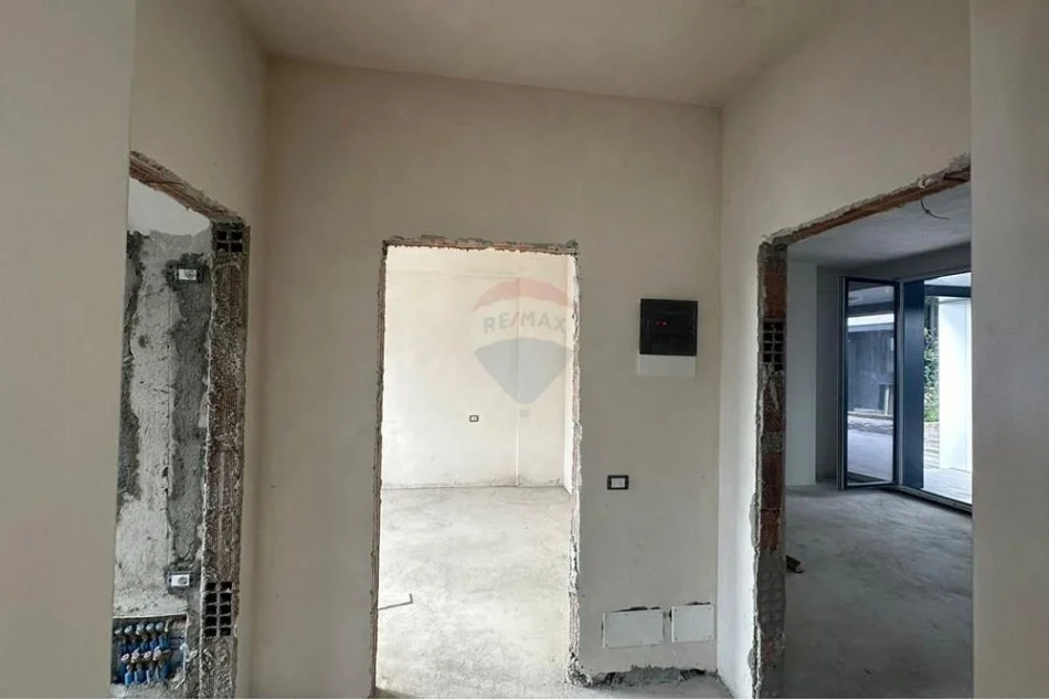 Tirane, shitet 3+1 Kati 2, 167 m² 332.508 € (Rruga e Elbasanit)