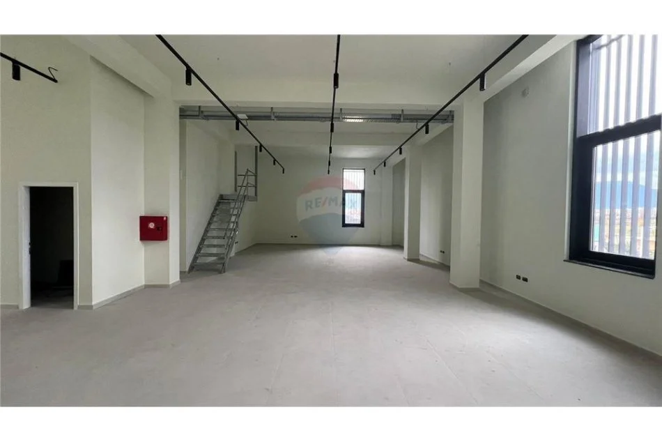 Tirane, jepet me qera ambjent biznesi Kati 2, 3.000 m² 15.000 € (Kashar)