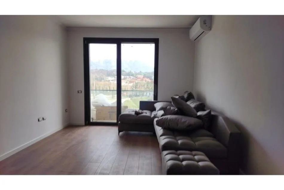 Tirane, jepet me qera apartament 1+1+Ballkon Kati 3, 80 m² 700 € (Liqeni Thate)