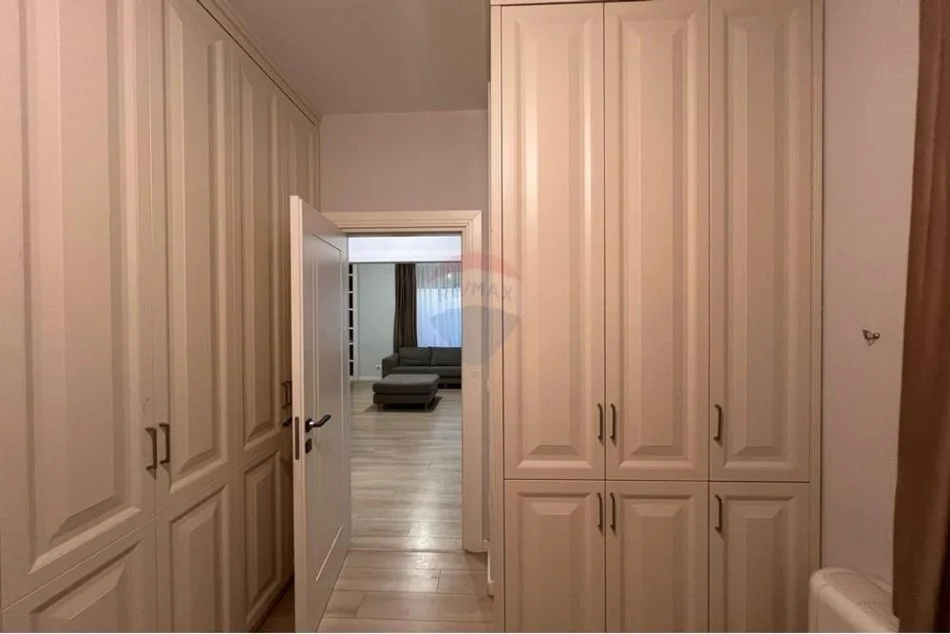 Tirane, jepet me qera apartament 3+1 Kati 3, 142 m² 1.100 € (Kopshti Botanik)