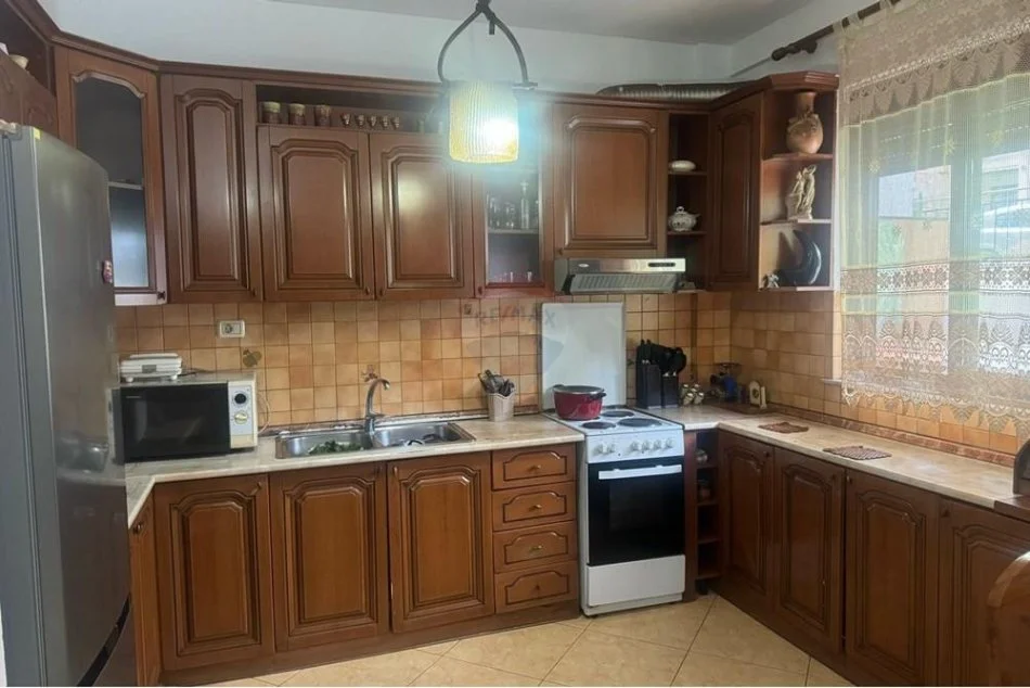 Tirane, jepet me qera apartament 2+1 Kati 1, 100 m² 550 € (Rruga Bill Klinton)